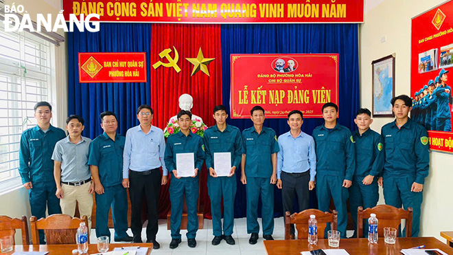 Chi bộ Quân sự phường Hòa Hải (quận Ngũ Hành Sơn) tổ chức kết nạp đảng viên cho lực lượng dân quân tự vệ phường. Ảnh: HẠ TUYÊN