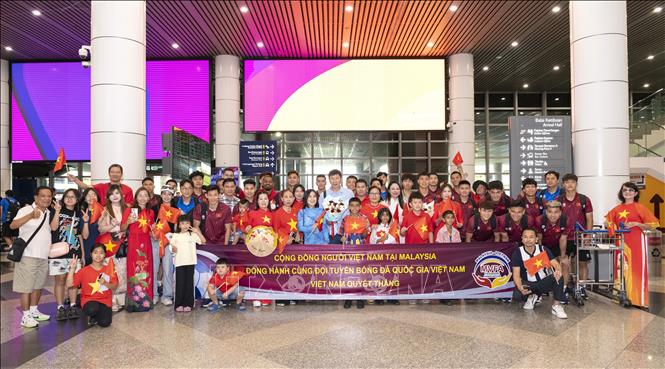 Người Việt Nam tại Malaysia đón đội tuyển Việt Nam tại sân bay quốc tế Kuala Lumpur. Ảnh: TTXVN tại Malaysia
