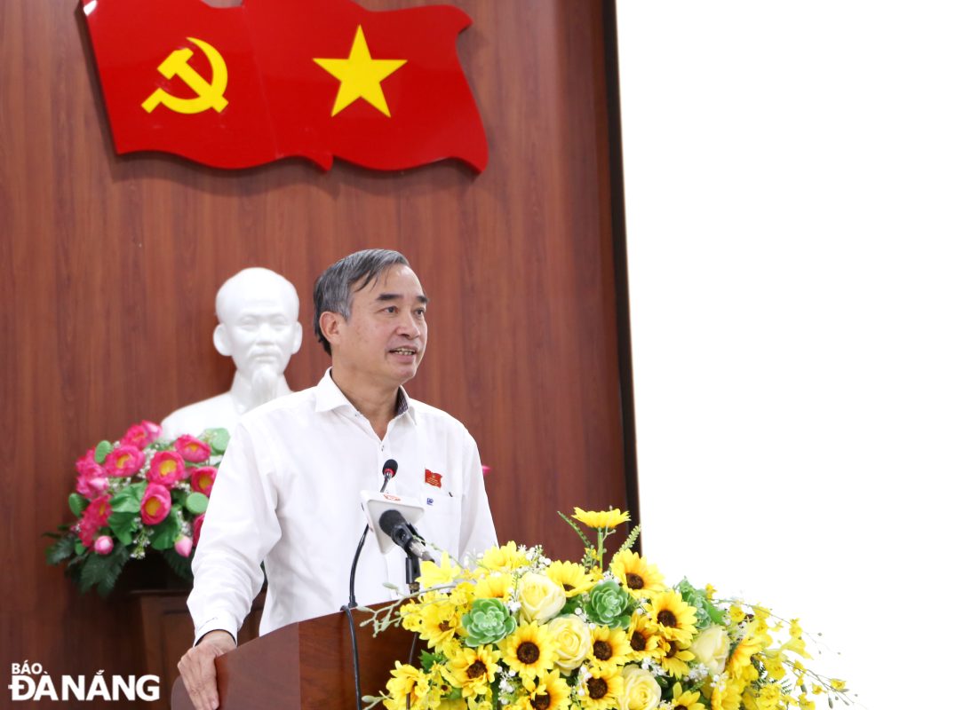 Chủ tịch UBND thành phố lê Trung Chinh phát biểu tại buổi tiếp xúc cử tri quận Hải Châu. Ảnh: XUÂN HẬU