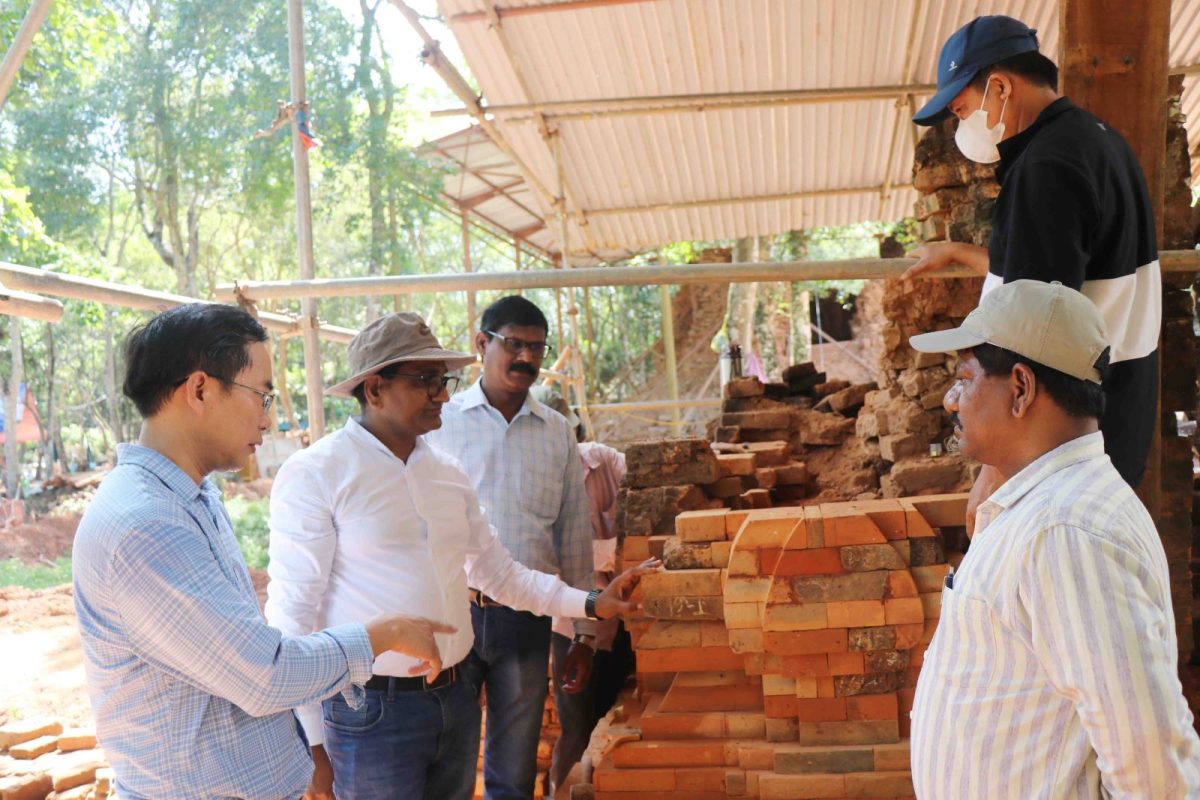 Các chuyên gia Việt Nam và Ấn Độ giám sát công tác trùng tu tại tháp F, thuộc quần thể Di sản Văn hóa thế giới Mỹ Sơn.