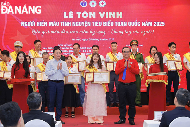 Chị Lê Thị Thúy Kiều (giữa) tại lễ tôn vinh 100 tình nguyện viên hiến máu tiêu biểu toàn quốc năm 2025. Ảnh: XUÂN HẬU