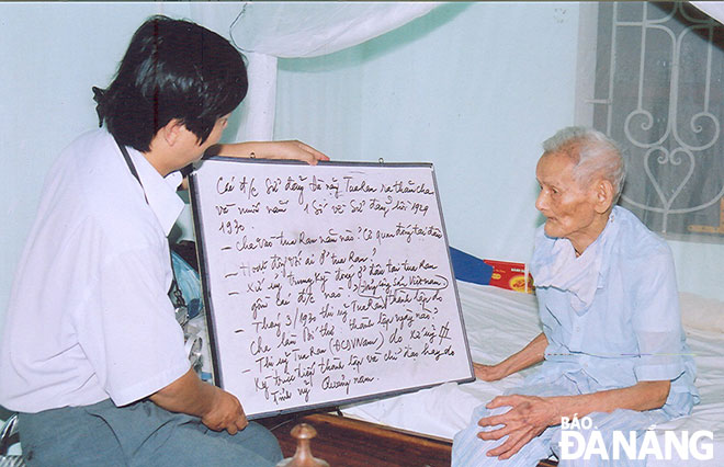 Nhà nghiên cứu Bùi Xuân (bên trái)  và cụ Hồ Sỹ Thiều.Ảnh: Tư liệu