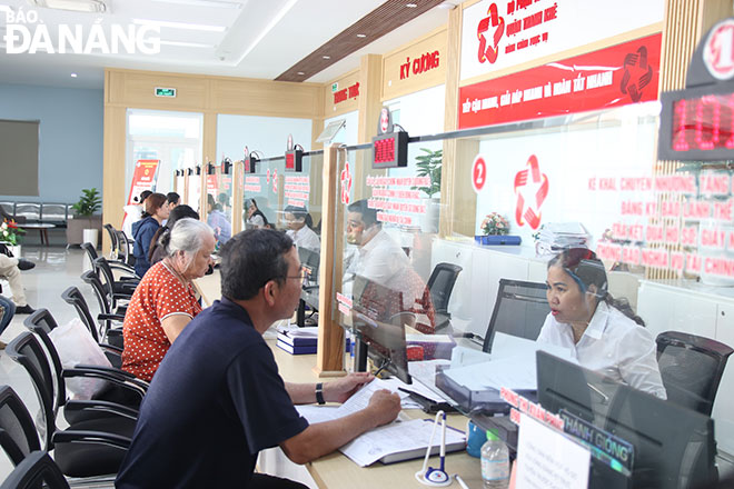 Bộ phận tiếp nhận và trả kết quả hồ sơ, lĩnh vực đất đai quận Thanh Khê. Ảnh: TRỌNG HUY