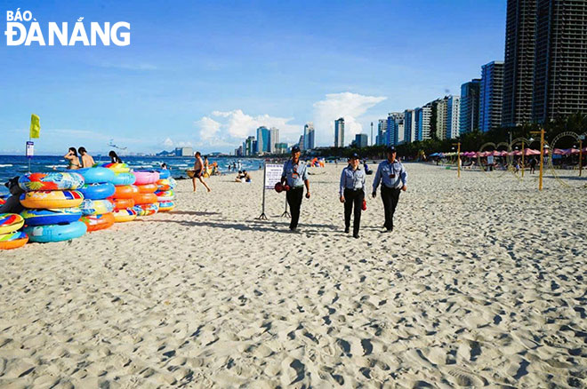 Lực lượng chức năng tuần tra tại bãi biển Mỹ Khê. Ảnh: TIẾN DŨNG