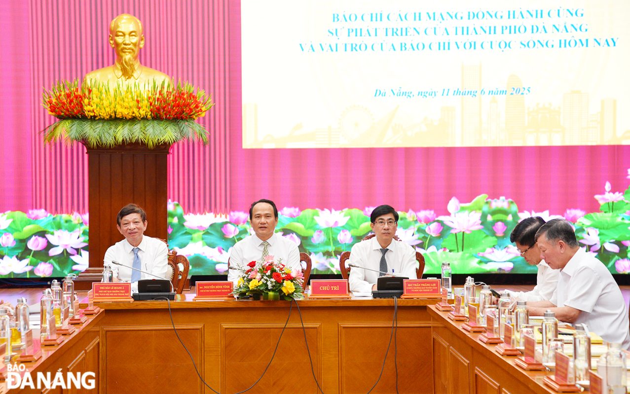Phó Bí thư Thường trực Thành ủy Nguyễn Đình Vĩnh (ở giữa), Trưởng ban Tuyên giáo và Dân vận Thành ủy Trần Thắng Lợi (bên phải), Phó Chủ tịch Thường trực phụ trách Hội Nhà báo thành phố Lê Quang Á đồng chủ trì hội thảo. Ảnh: T.PHƯƠNG