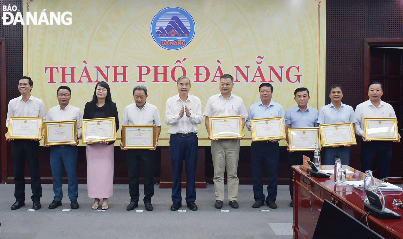Chủ tịch UBND thành phố Lê Trung Chinh, trao Bằng khen của cho các tổ chức đạt thành tích. Ảnh: THÀNH LÂN