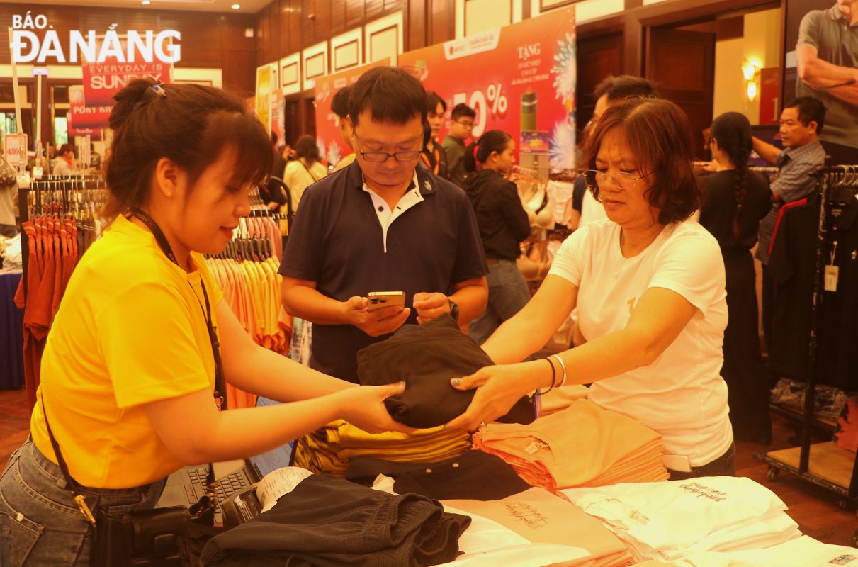 Mega Sale Đà Nẵng 2025 thu hút hơn 300 thương hiệu quốc tế và nội địa tham gia trưng bày, giới thiệu sản phẩm đến người tiêu dùng với các mức ưu đãi, khuyến mại hấp dẫn.