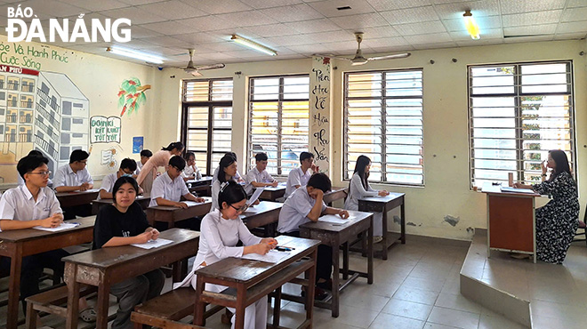 Học sinh lớp 12 Trường THPT Trần Phú trong một buổi thi thử do nhà trường tổ chức. Ảnh: THU HÀ