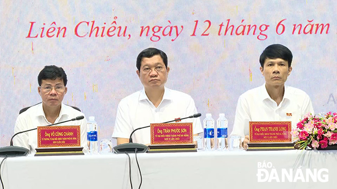 Phó Chủ tịch Thường trực HĐND thành phố Trần Phước Sơn (giữa) và các đại biểu HĐND thành phố tiếp xúc cử tri quận Liên Chiểu. Ảnh: HẠ TUYÊN