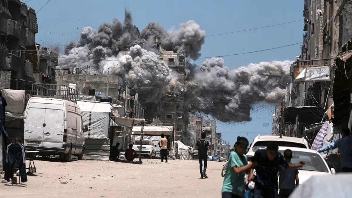 Khói bốc lên sau cuộc không kích của Israel vào thành phố Gaza, tháng 6-2025. Ảnh: Jehad Alshrafi/AP