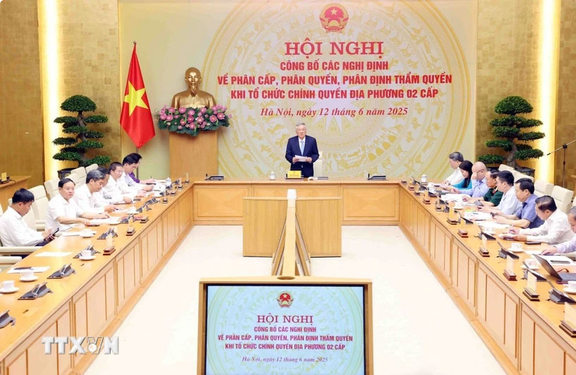 Quang cảnh Hội nghị công bố Nghị định về phân cấp, phân quyền khi tổ chức chính quyền địa phương 2 cấp. (Ảnh: Phạm Kiên/TTXVN)