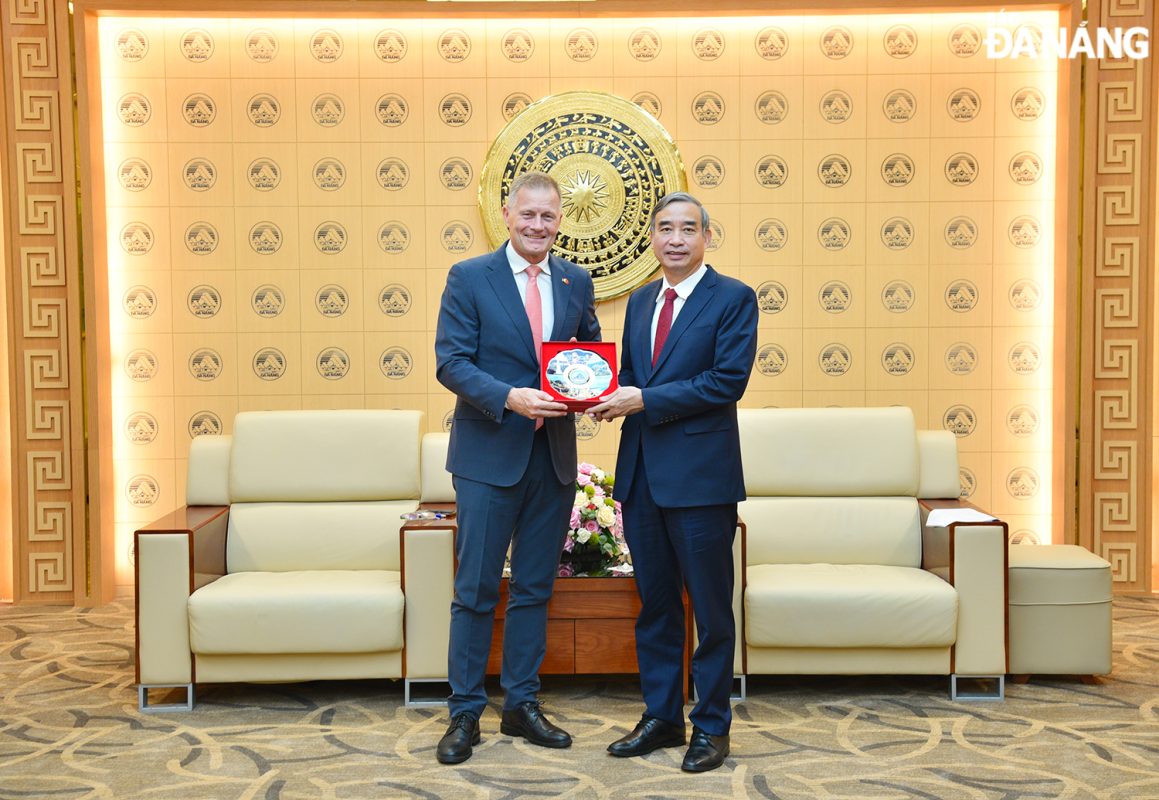 Chủ tịch UBND thành phố Lê Trung Chinh (bên phải) tặng quà lưu niệm cho Đại sứ Đan Mạch tại Việt Nam Nicolai Prytz. Ảnh: T.PHƯƠNG