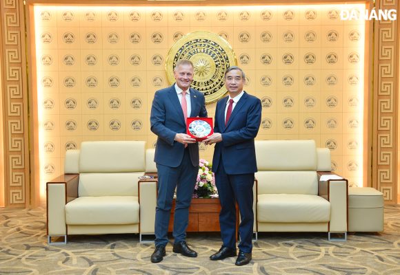 Chủ tịch UBND thành phố Lê Trung Chinh (bên phải) tặng quà lưu niệm cho Đại sứ Đan Mạch tại Việt Nam Nicolai Prytz. Ảnh: T.PHƯƠNG