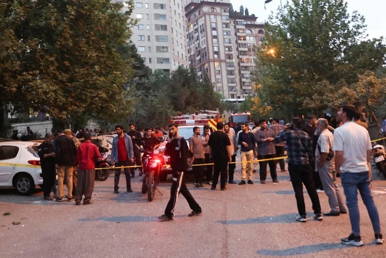 Người dân đổ xuống đường phố thủ đô Tehran (Iran) sau các cuộc không kích của Israel, ngày 13-6. Ảnh: Reuters