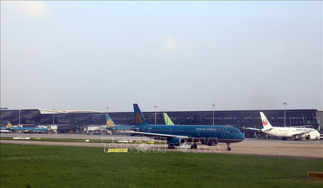 Máy bay của Vietnam Airlines đang đợi để cất cánh tại sân bay Nội Bài. Ảnh tư liệu: Huy Hùng/TTXVN