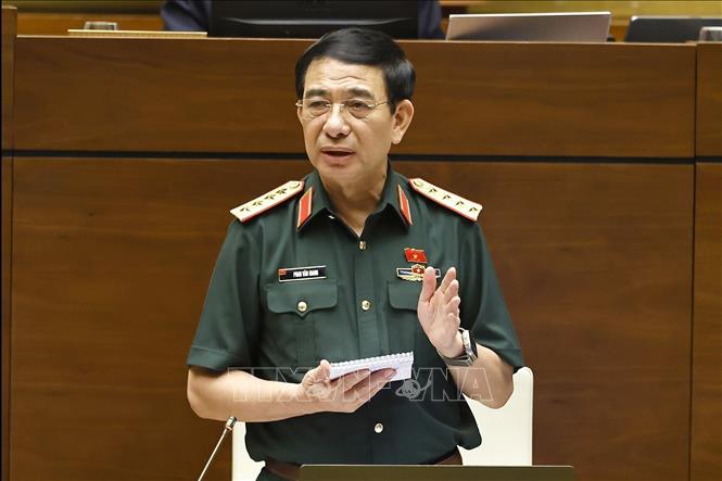 Bộ trưởng Bộ Quốc phòng Phan Văn Giang phát biểu giải trình, làm rõ một số vấn đề đại biểu Quốc hội nêu. Ảnh: TTXVN