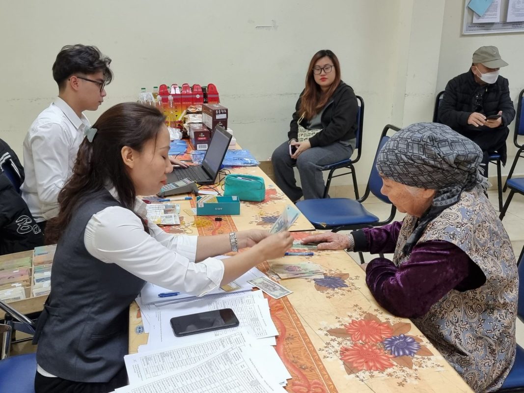 Chi trả lương hưu, trợ cấp cho người cao tuổi. Ảnh: XC