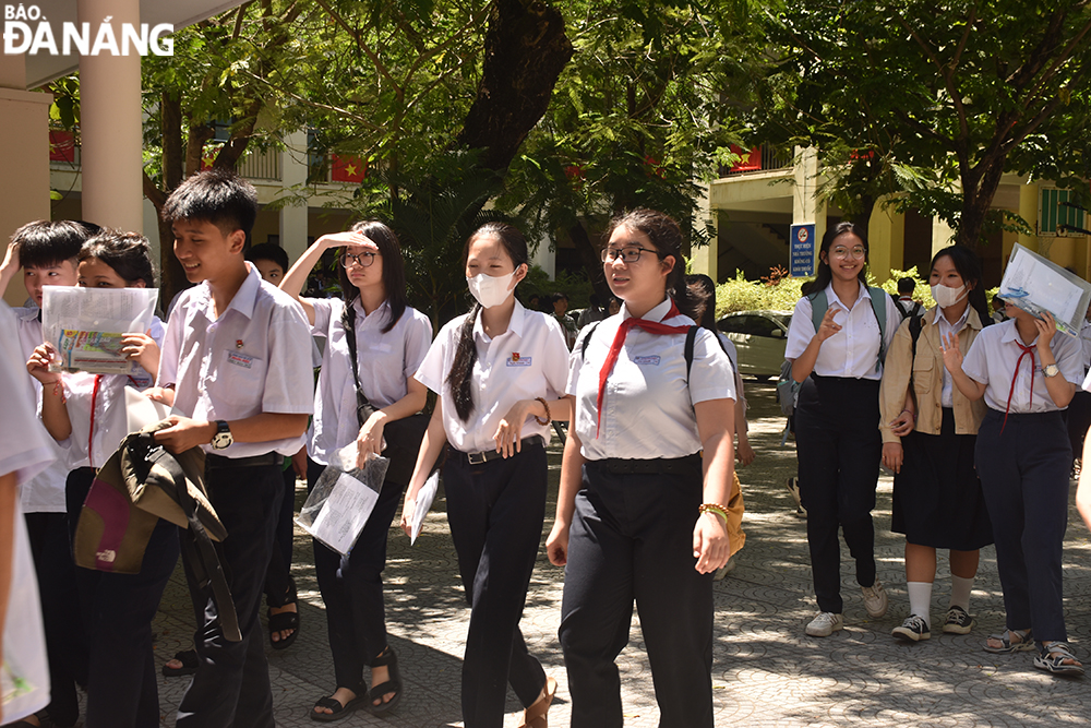 Các thí sinh thi vào 10 tại điểm thi Trường THPT Trần Phú. Ảnh: THU HÀ