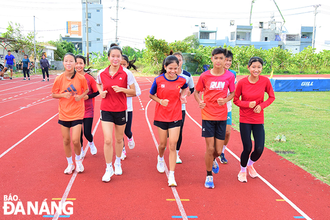 Đội tuyển điền kinh Đà Nẵng nỗ lực tập luyện hướng đến giải vô địch điền kinh các nhóm tuổi trẻ quốc gia 2025. Ảnh: PHI NÔNG