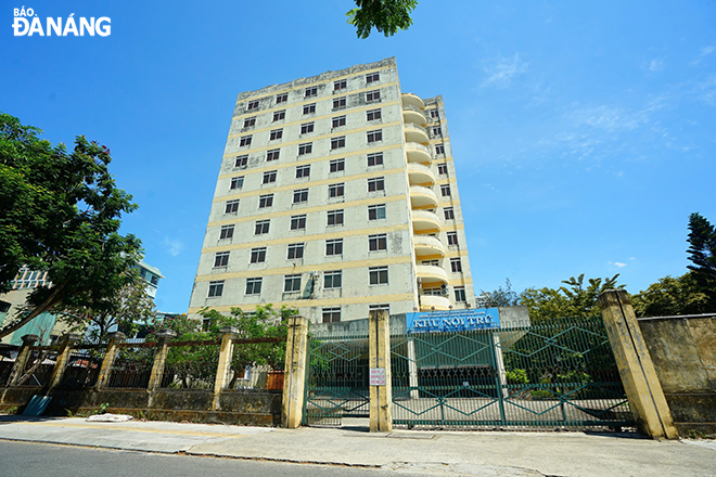 Khu nội trú Trường THPT chuyên Lê Quý Đôn (đường Hà Thị Thân, phường An Hải Nam, quận Sơn Trà) có một khối nhà 11 tầng gồm 140 phòng. Dự kiến sau sửa chữa sẽ dành một phần khoảng 7 tầng (91 phòng) để bố trí cho thuê đối với cán bộ, công chức, viên chức. Ảnh: ĐẮC MẠNH
