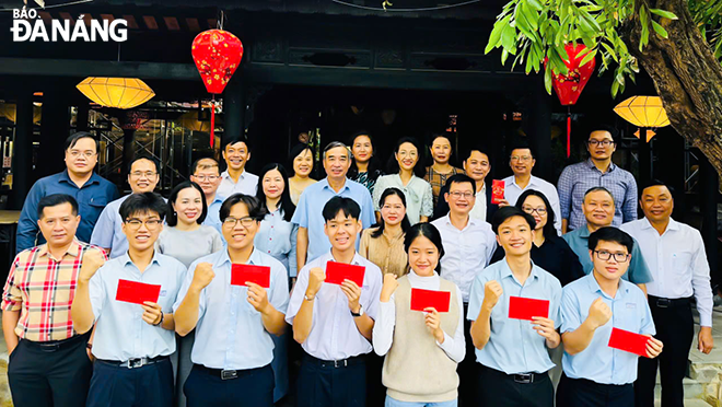 Lãnh đạo thành phố và Sở Giáo dục và Đào tạo động viên đoàn học sinh Đà Nẵng tham dự cuộc thi Khoa học kỹ thuật cấp quốc gia năm học 2024-2025. Ảnh: AN NHIÊN