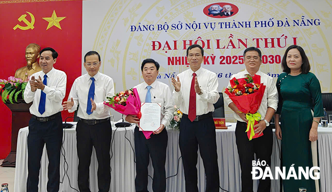 Đảng ủy Sở Nội vụ công bố và trao quyết định thành lập Chi bộ đặc khu Hoàng Sa