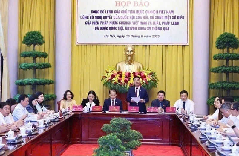 Quang cảnh buổi công bố Lệnh của Chủ tịch nước về Nghị quyết của Quốc hội sửa đổi, bổ sung một số điều của Hiến pháp. (Ảnh: Minh Đức/TTXVN)