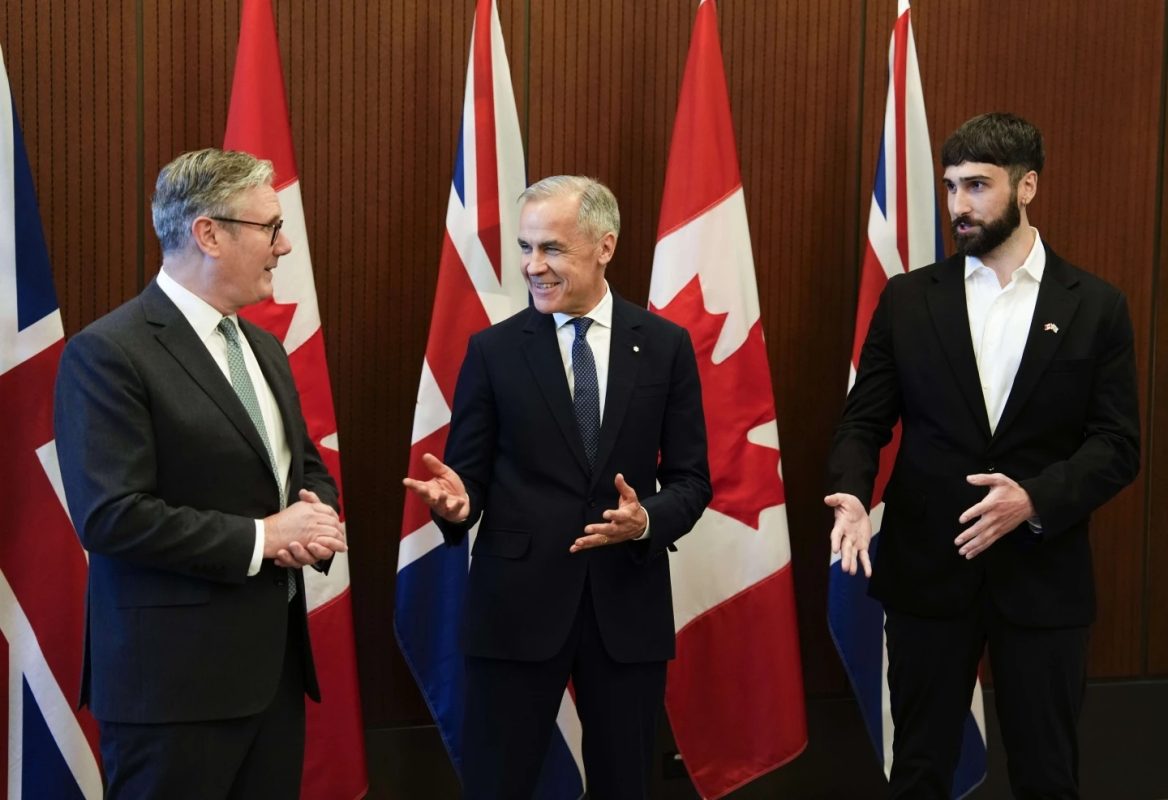 Thủ tướng Canada Mark Carney (giữa) tiếp Thủ tướng Anh Keir Starmer (bên trái) tại Ottawa (Canada) ngày 15-6. Ảnh: AP