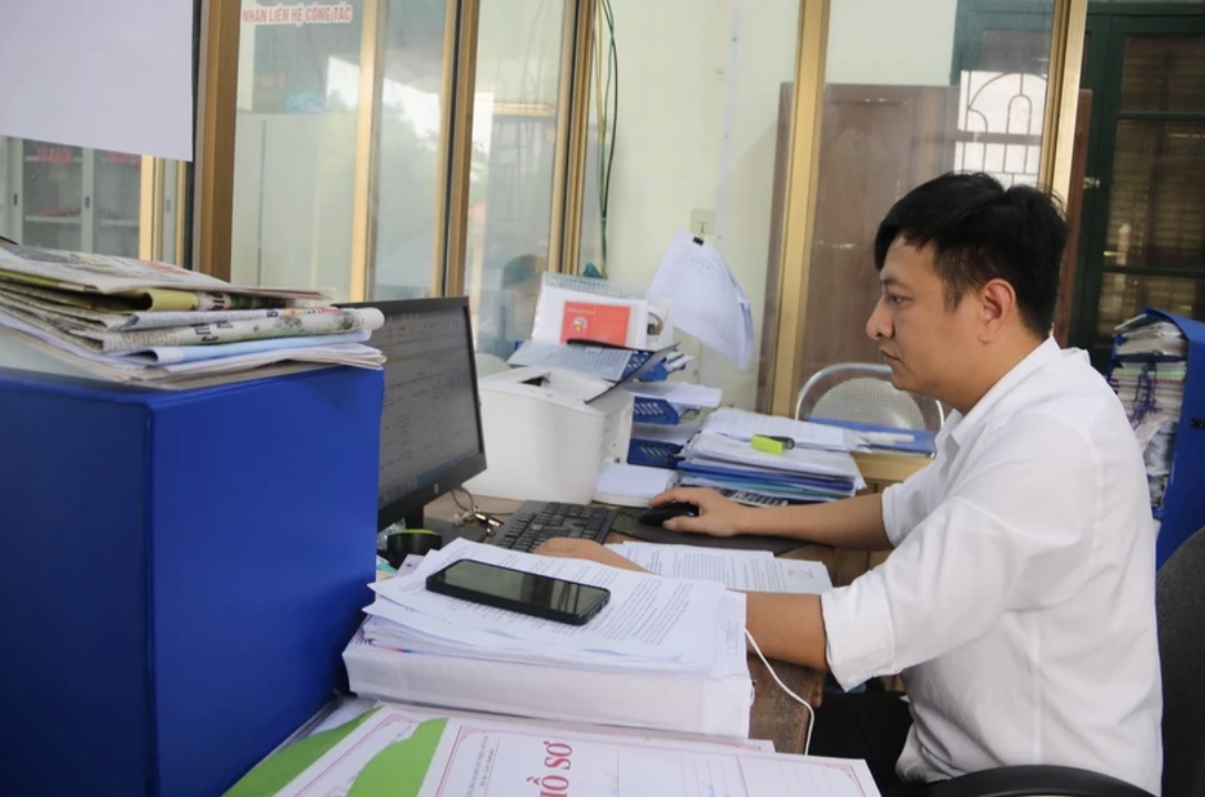Cán bộ xã Đông Mỹ (thành phố Thái Bình) chuẩn bị cho việc vận hành thử nghiệm bộ máy chính quyền phường Trà Lý mới. Ảnh: Thu Hoài/TTXVN