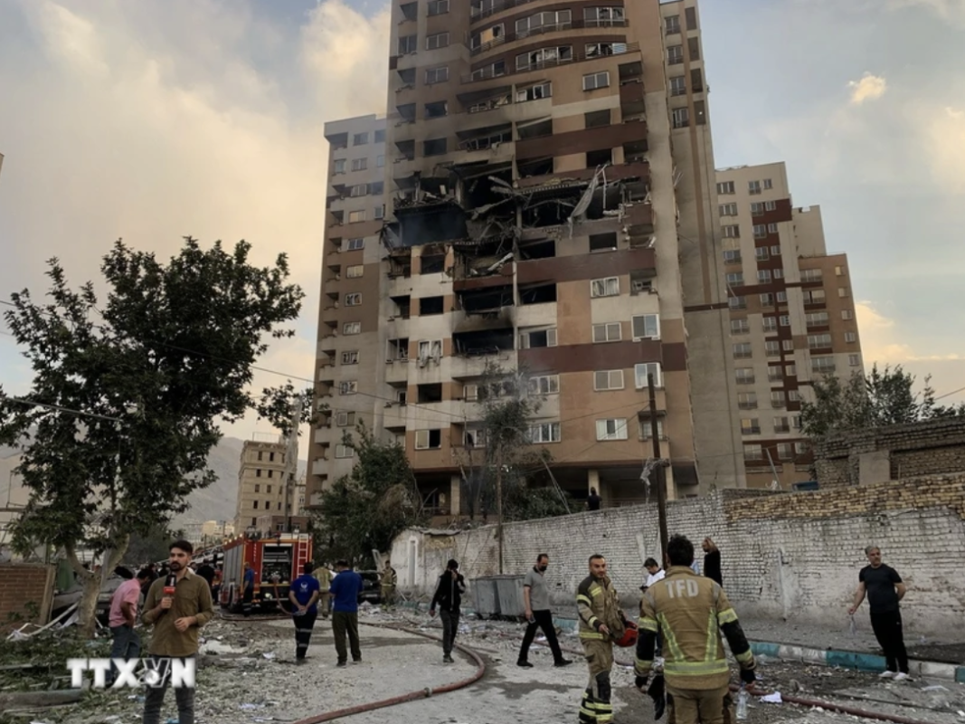 Tòa nhà tại Tehran, Iran bị hư hại sau đòn không kích của Israel, ngày 13/6/2025. Ảnh: AA/TTXVN