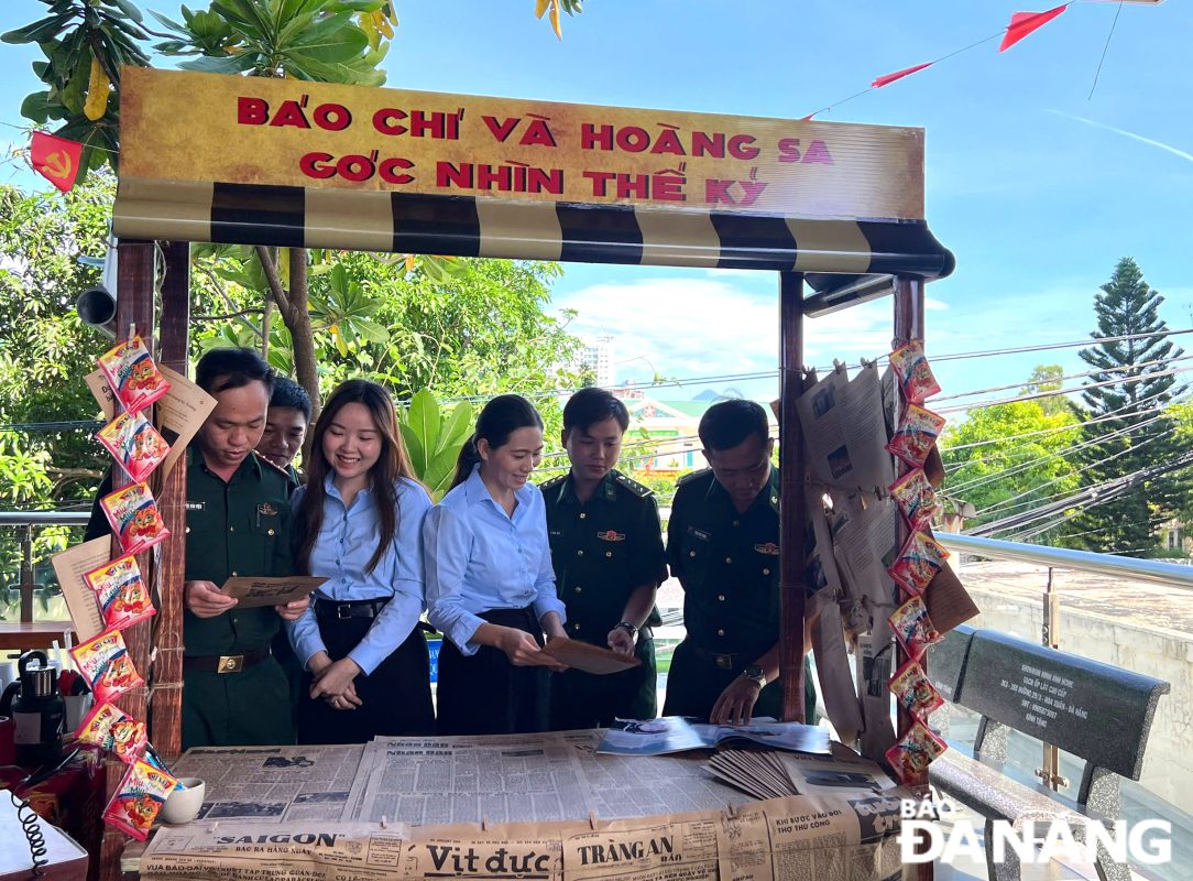 Chiến sĩ Đồn Biên phòng Sơn Trà tham quan tại lhu trưng bày không gian báo chí xưa. Ảnh: NTBHS