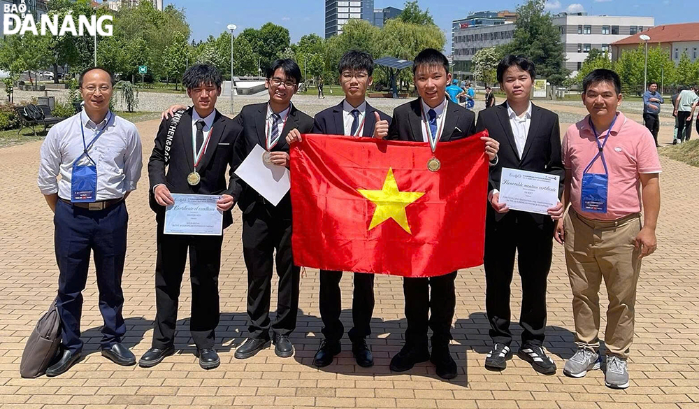 Cáp Kim Hoàng Bảo cùng các bạn trong đội tuyển Việt Nam tại kỳ thi Olympic Vật lý châu Âu (EuPhO) 2025. Ảnh: Nhân vật cung cấp.