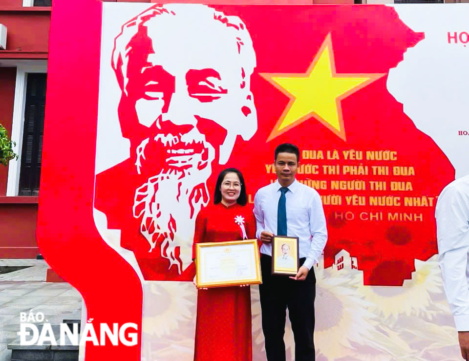 Tiến sĩ Nguyễn Đình Thuận (bên phải), Hiệu trưởng Trường Chính trị thành phố và Tiến sĩ Nguyên Nữ Đoàn Vi chụp ảnh lưu niệm. Ảnh PV