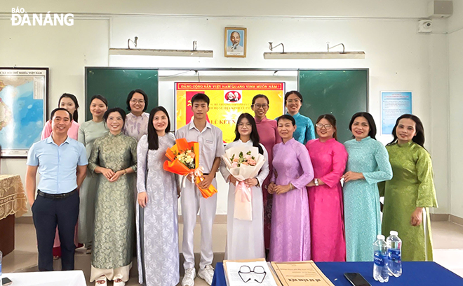 Các chi bộ trực thuộc Đảng bộ Trường THPT Phan Châu Trinh tổ chức kết nạp các quần chúng ưu tú vào Đảng. Ảnh: PHƯƠNG THANH
