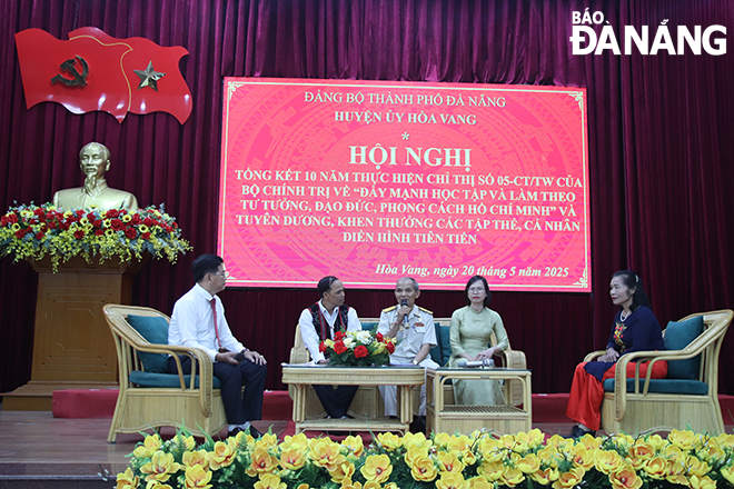 Ông Lê Phú Tháo (giữa) kể chuyện tại hội nghị tổng kết 10 năm học tập và làm theo tư tưởng, đạo đức, phong cách Hồ Chí Minh ở Hòa Vang. Ảnh: TRỌNG HUY