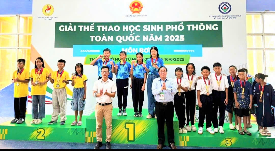 Đội tuyển bơi học sinh Đà Nẵng giành huy chương Vàng nội dung tiếp sức 4x50m tự do phối hợp nam nữ nhóm tuổi 9-11. Ảnh: NVCC