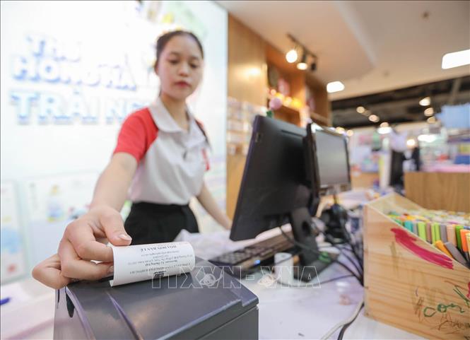 Cửa hàng của Công ty Văn phòng phẩm Hồng Hà đã tiên phong áp dụng thành công hóa đơn điện tử khởi tạo từ máy tính tiền, góp phần minh bạch hoạt động kinh doanh và nâng cao hiệu quả quản lý thuế. Ảnh: Lê Đông/TTXVN