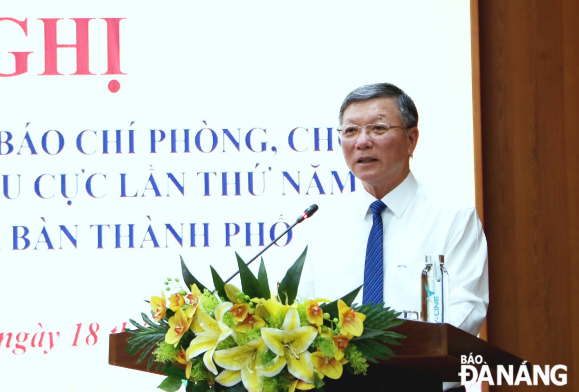 Chủ tịch Ủy ban MTTQ Việt Nam thành phố Lê Văn Trung phát biểu tại hội nghị. Ảnh: XUÂN HẬU