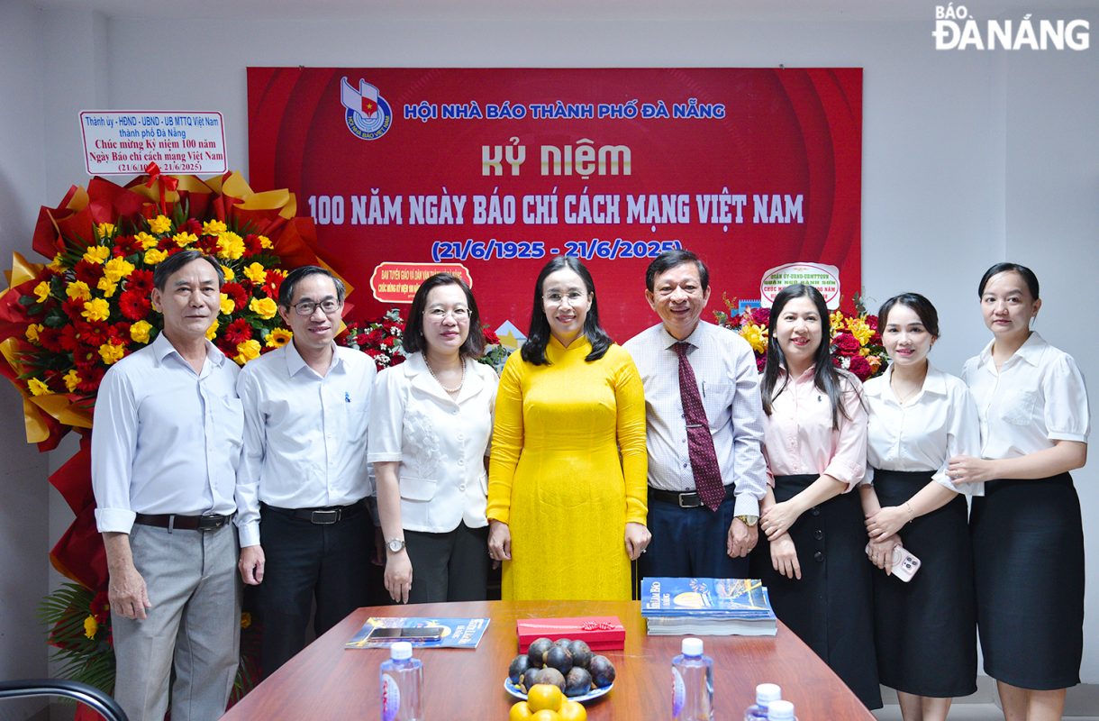 Phó Chủ tịch UBND thành phố Nguyễn Thị Anh Thi (thứ , từ trái qua) đến thăm Hội Nhà báo thành phố. Ảnh: T.PHƯƠNG