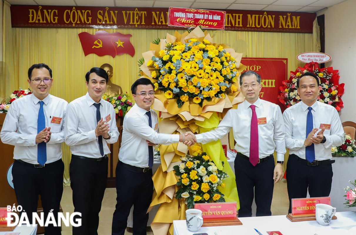 Bí thư Thành ủy Nguyễn Văn Quảng (thứ 2, phải sang) và Phó Bí thư Thường trực Thành ủy Nguyễn Đình Vĩnh (bên phải) tặng hoa chúc mừng đại hội. Ảnh: NGỌC PHÚ