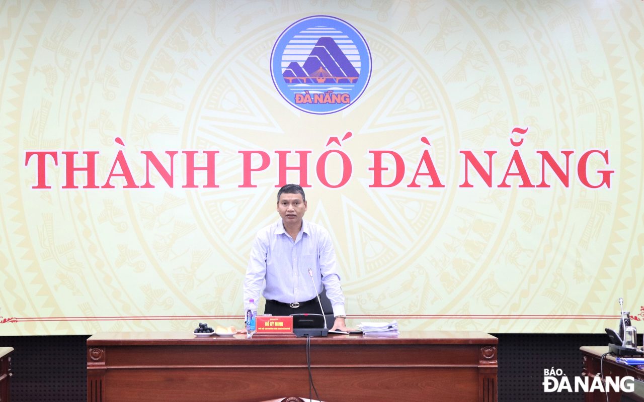 Phó Chủ tịch Thường trực UBND thành phố Hồ Kỳ Minh chủ trì điểm cầu Đà Nẵng phát biểu tại hội nghị. Ảnh: T. HUY