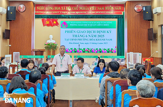 Hoạt động giao dịch tín dụng chính sách tại các phiên giao dịch trên địa bàn quận Liên Chiểu. Ảnh: VĂN HOÀNG