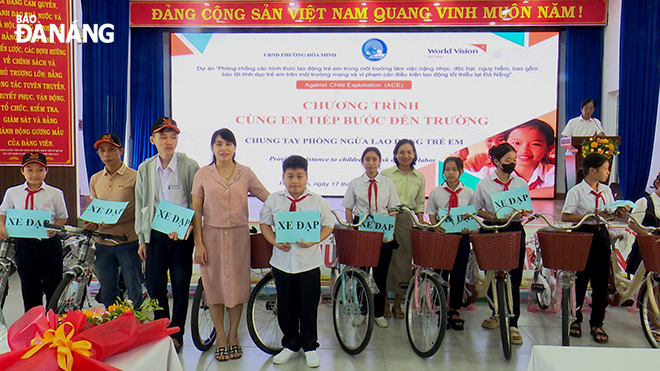 Trẻ em quận Liên Chiểu nhận xe đạp từ Tổ chức Tầm nhìn Thế giới. Ảnh: KỲ NAM