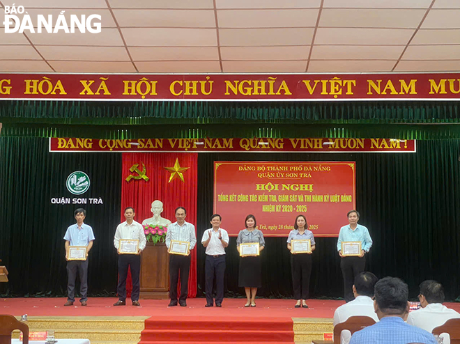 Quận ủy Sơn Trà khen thưởng các tập thể có thành tích trong công tác kiểm tra, giám sát và thi hành kỷ luật Đảng nhiệm kỳ 2020-2025. Ảnh: TRUNG ĐOÀN