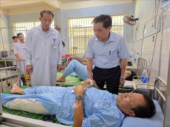 Chủ tịch UBND tỉnh Quảng Nam Lê Văn Dũng thăm hỏi, động viên nạn nhân vụ tai nạn giao thông trên cao tốc Đà Nẵng - Quảng Ngãi, tại bệnh viện đa khoa tỉnh. Ảnh: TTXVN phát