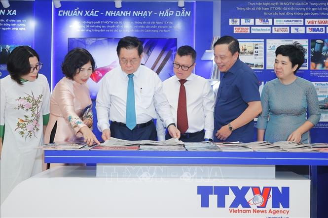 Đồng chí Nguyễn Trọng Nghĩa, Ủy viên Bộ Chính trị, Bí thư Trung ương Đảng, Trưởng Ban Tuyên giáo và Dân vận Trung ương, đồng chí Lê Quốc Minh, Chủ tịch Hội Nhà báo Việt Nam cùng các đại biểu tham quan gian trưng bày của TTXVN tại Hội báo. Ảnh: Minh Quyết/TTXVN