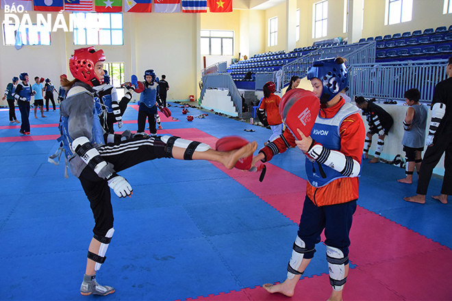 Đội tuyển Taekwondo Đà Nẵng nỗ lực tập luyện hướng đến giải vô địch Taekwondo các lứa tuổi trẻ quốc gia năm 2025. Ảnh: PHI NÔNG