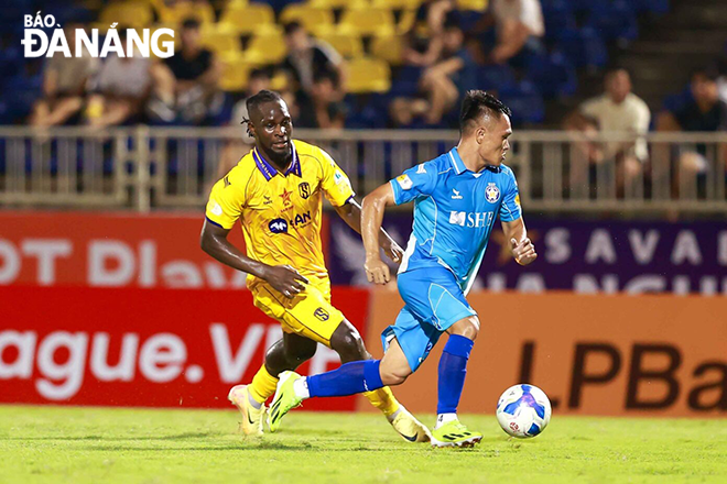 SHB Đà Nẵng (áo xanh) cần đánh bại Sông Lam Nghệ An trong ngày hạ màn V-League và chờ đợi kết quả có lợi từ sân Pleiku để trụ hạng mà không cần đá play-off. Ảnh: PHI NÔNG