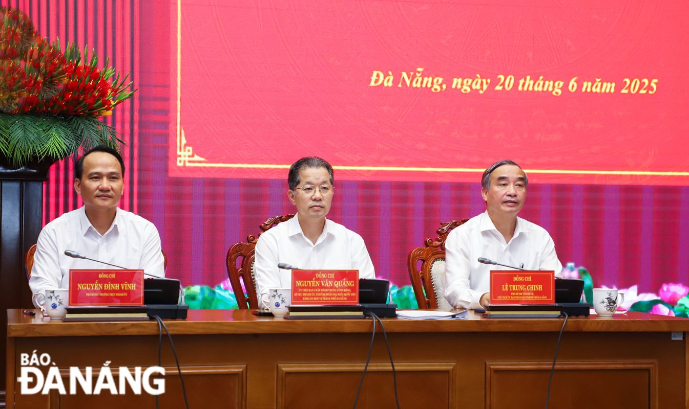 ác đồng chí Thường trực Thành ủy chủ trì hội nghị. Ảnh: NGỌC PHÚ