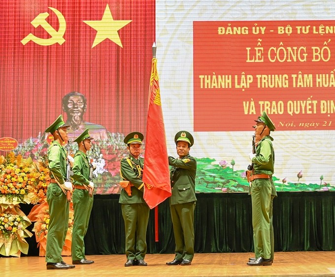 Trung tướng Lê Đức Thái trao Quân kỳ Quyết thắng đối với Trung tâm Huấn luyện - Cơ động Tây Bắc.